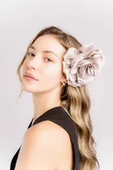 Prendedor de seda color beige con forma de flor.