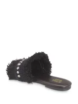 Sandalia chata negra con flecos y apliques de brillos. Plantilla forrada en cuero.