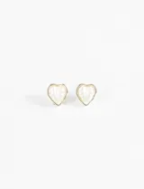 Aros tipo botón con forma de corazón, con perla sintética y borde dorado.