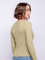 Top de manga larga ceñido al cuerpo, color negro, con escote bote pronunciado y detalle de botones forrados en el centro del pecho.