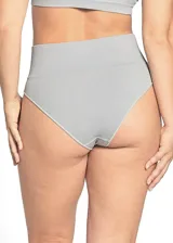 Bombacha blanca de tiro alto estilo culotte, confeccionada en tejido rib (acanalado) con terminación de costura overlock en las piernas.