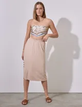 Falda midi verde oliva de modal con pretina elastizada y tajo lateral con botones metálicos.