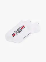 Pack de dos pares de medias cortas tipo sneaker color blanco, con el logo y el nombre de la marca acompañados de franjas rojas y azul marino.