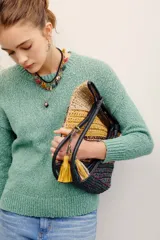 Sweater de punto color verde menta, con cuello redondo, manga larga y diseño holgado.