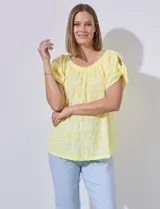 Blusa amarilla con textura labrada, escote redondo elastizado y mangas cortas con aberturas y lazos.