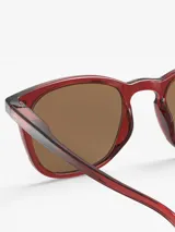 Lentes de sol Izipizi Junior, color rojo, con montura cuadrada y lentes marrones.