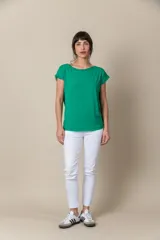 Remera de viscosa y algodón en color negro, con terminaciones de gasa en el cuello, las mangas cortas y el ruedo.