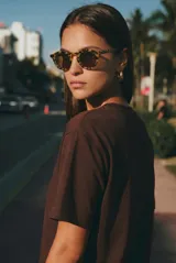 Lentes de sol polarizados con armazón carey y lentes oscuros.