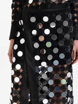 Pollera midi cruzada confeccionada en guipur color bordó con espejos circulares bordados. Presenta una abertura lateral y forrería interna al tono.