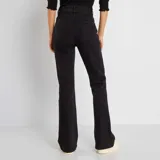 Pantalón de jean negro de corte flare y tiro alto.