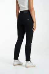 Jean negro tiro alto, corte ajustado y largo al tobillo.