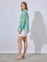 Camisa de gasa bordada, marca Ruby Rd. Cuello con solapa y abertura central con botones. Delantera con bolsillos aplicados.