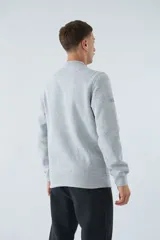 Buzo gris melange de algodón con cuello redondo, puños y cintura acanalados. Estampado frontal con el logo de la marca.