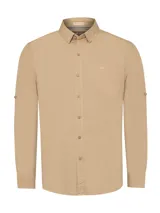 Camisa de manga larga RKF modelo Galiton, confeccionada en popelina de algodón orgánico color beige. Presenta cuello camisero, cierre frontal con botones de madera, bolsillo en el pecho con logo bordado y mangas con opción de arremangado mediante trabilla y botón.