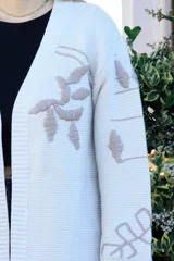 Sacón negro de algodón con flecos y bordados a mano de motivos tropicales en frente, espalda y mangas.