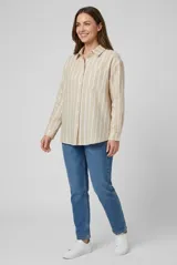 Camisa de manga larga con diseño de rayas verticales en tonos beige y blanco, cuello camisero, cierre frontal con botones y un bolsillo aplicado en el pecho.