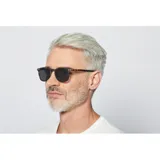 Lentes de sol Izipizi modelo #E, con montura redonda de carey y lentes grises no polarizadas.