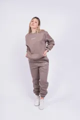 Pantalón de jogging negro con cintura elástica y cordón ajustable. Estampado con la palabra "GRAPHITE" en blanco en la pierna izquierda.