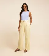 Top sin mangas de punto acanalado color fucsia, con cuello redondo y bordes ondulados en sisas y cuello.