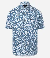 Camisa de hombre de calce relajado, confeccionada en viscosa con estampado floral en tonos azul y blanco. Presenta cuello de solapa, manga corta y cierre frontal con botones.