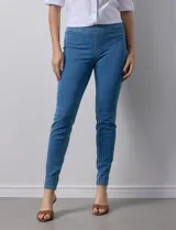 Jegging azul denim de calce ajustado, con pretina elastizada, bolsillos delanteros simulados y bolsillos traseros aplicados. Marca Zac & Rachel.