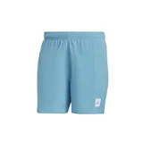 Short de baño celeste con logo de Adidas en la pierna derecha.
