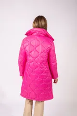 Campera larga tipo puffer color fucsia, con diseño acolchado de costuras circulares, cierre frontal y cuello alto.