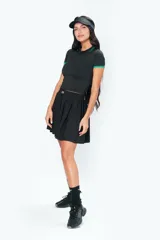 Chomba corta negra con detalles en verde en cuello y mangas.