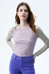 Remera de rib melange en colores combinados, con calce al cuerpo, escote a la base y aberturas en los hombros.