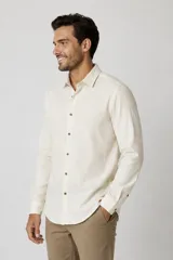 Camisa de viscosa color negro, de manga larga, con cuello camisero y cierre frontal de botones.