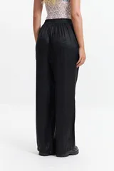 Pantalón de jogging plateado de corte wide leg y cintura elastizada con lazo ajustable.