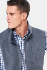 Chaleco deportivo rojo de polar con forro e interior en color azul combinado, cierre frontal y bolsillos delanteros con cierre metálico personalizado. Incluye dos bolsillos interiores con cierre y logo bordado en el pecho.