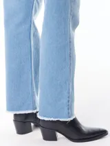 Pantalón de jean celeste de corte recto y tiro medio, con ruedo desflecado.