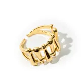 Anillo dorado ajustable de bronce enchapado en oro, con diseño geométrico calado.