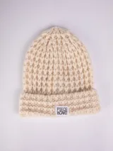 Gorro de lana color crema, tejido con punto waffle.