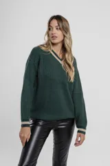 Sweater tejido de punto verde con cuello en V y ribetes color crema en cuello y puños.
