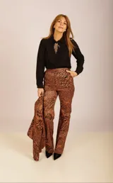 Pantalón de vestir de tiro alto con estampado animal print en tonos marrones.
