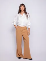 Pantalón de vestir color camel, de tiro alto y corte palazzo.