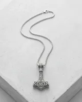 Collar de acero con dije en forma de martillo de Thor, con detalles grabados de estilo nórdico y cadena de eslabones finos.