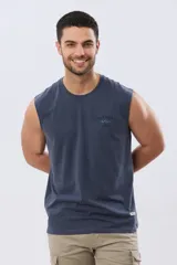 Musculosa azul melange con estampado en la espalda que incluye texto y gráficos de palmeras y olas.