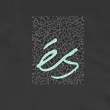 Remera color celeste con estampado del logo de éS enmarcado en un bloque negro con textura de piel de elefante.