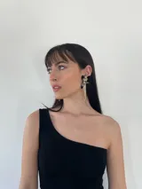 Aros colgantes con forma de flor negra y apliques de strass plateados.