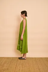 Vestido midi sin mangas de color azul, con escote en V y detalles de flecos y lentejuelas brillantes en el frente y el borde inferior.