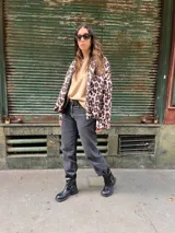 Campera puffer con estampado animal print de leopardo en tonos beige y marrón.