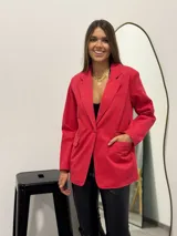 Blazer rojo de corte clásico con solapas, cierre frontal con un botón y bolsillos laterales con solapa.