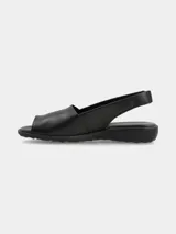 Sandalia de cuero color negro, con diseño de boca de pescado, tira trasera con ajuste elástico y suela flexible de TR con formato anatómico y sutil plataforma.