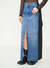 Falda larga de jean con abertura frontal y panel lateral negro.