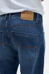 Jean de calce slim fit, color azul denim.