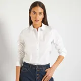 Camisa blanca de corte ajustado con cuello italiano y mangas largas.