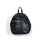 Mochila negra de cuero sintético con cierre superior y bolsillo frontal con cierre.